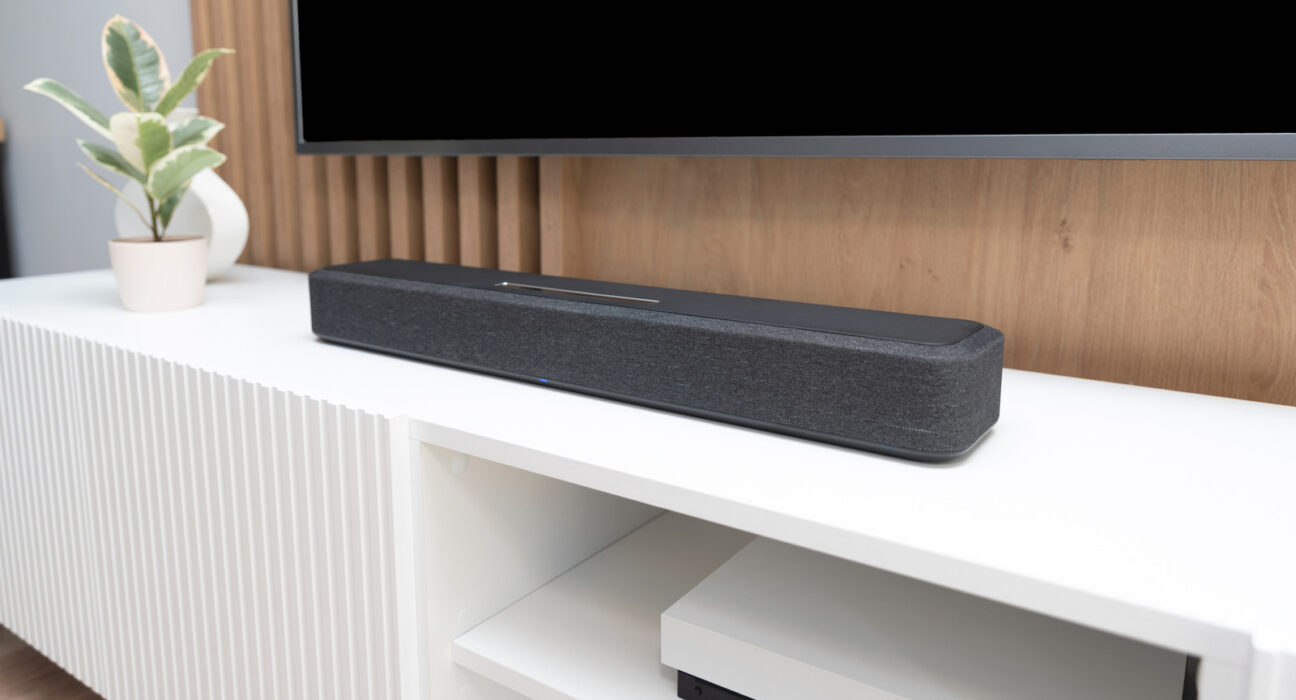 Ilustrasi instalasi soundbar modern di bawah televisi ruang hiburan keluarga