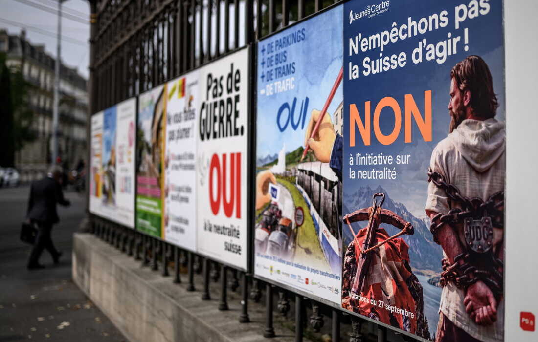 Poster kampanye referendum netralitas Swiss September 2026 di jalan kota Bern