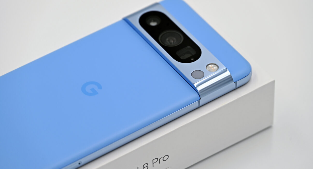 Smartphone Google Pixel flagship dengan modul kamera horizontal ikonik