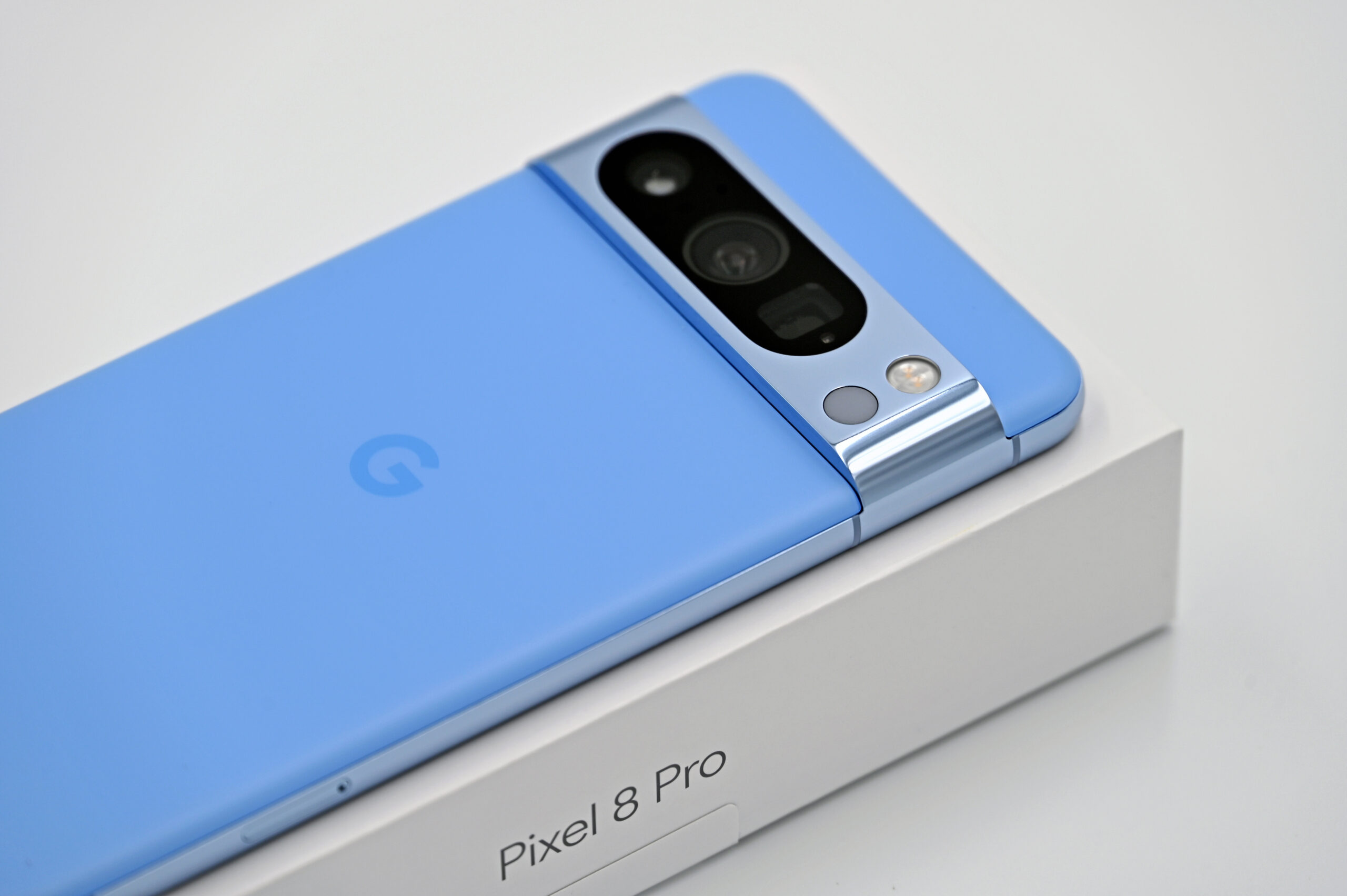 Smartphone Google Pixel flagship dengan modul kamera horizontal ikonik