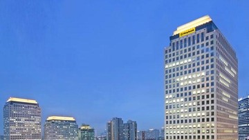 Gedung utama Maybank Indonesia di pusat kota