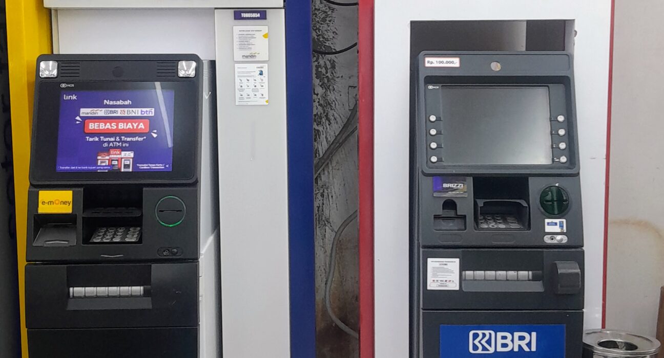 Deretan mesin Anjungan Tunai Mandiri ATM Link di Indonesia untuk layanan transaksi perbankan