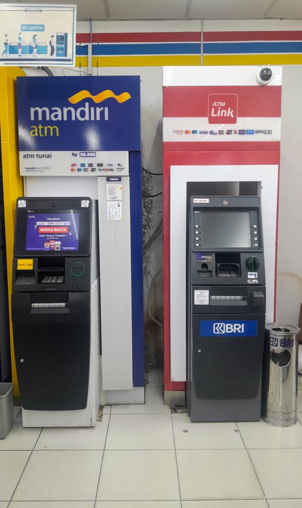 Deretan mesin Anjungan Tunai Mandiri ATM Link di Indonesia untuk layanan transaksi perbankan