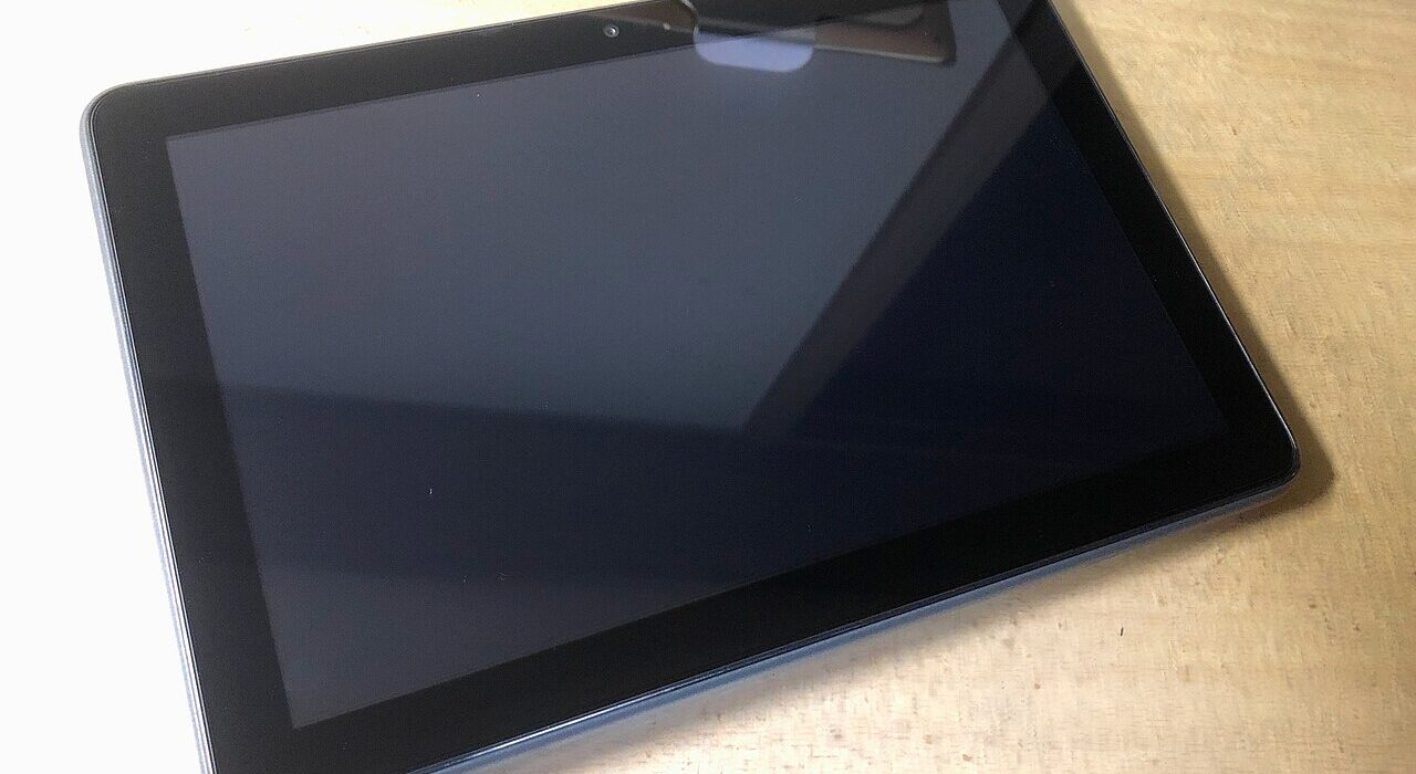 Tablet Android terjangkau di atas meja kerja yang dimanfaatkan sebagai perangkat multifungsi pintar