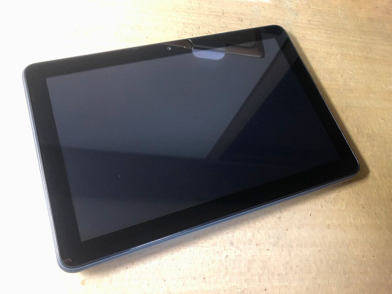 Tablet Android terjangkau di atas meja kerja yang dimanfaatkan sebagai perangkat multifungsi pintar