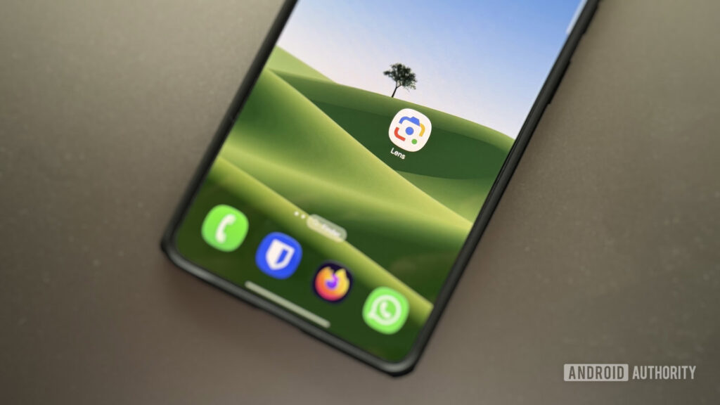 Aplikasi Google Lens terintegrasi Gemini pada smartphone flagship Android untuk pemindaian visual cerdas