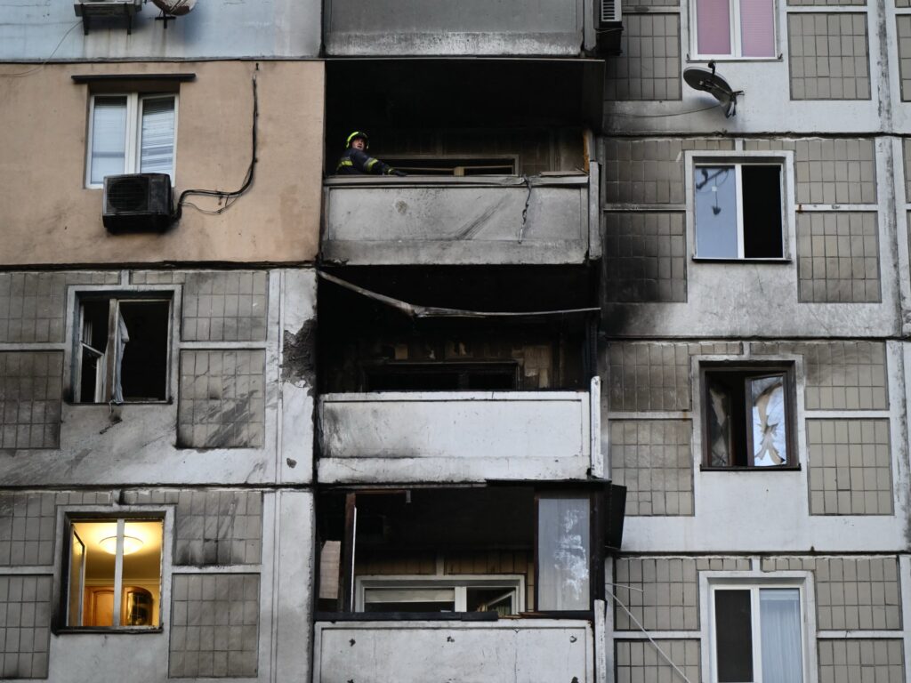 Petugas penyelamat darurat memeriksa kerusakan apartemen bertingkat akibat serangan udara di Ukraina