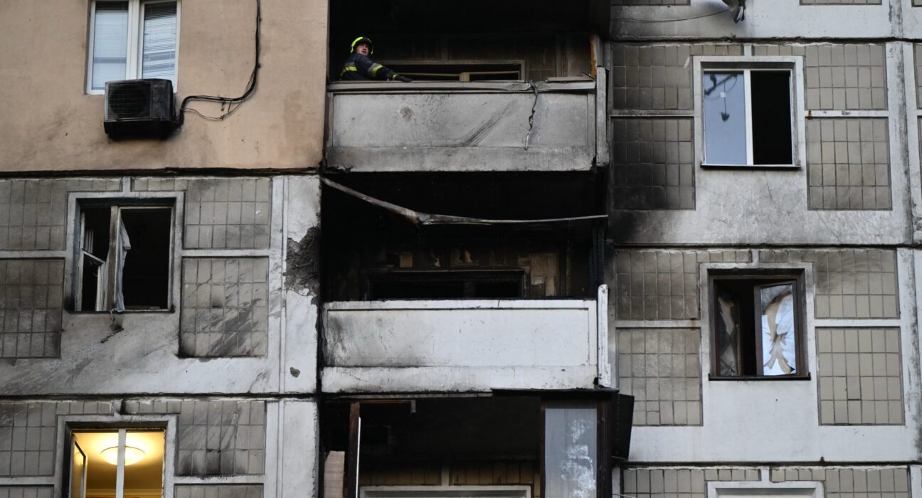 Petugas penyelamat darurat memeriksa kerusakan apartemen bertingkat akibat serangan udara di Ukraina
