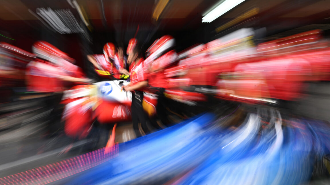 Mobil Formula 1 di lintasan balap