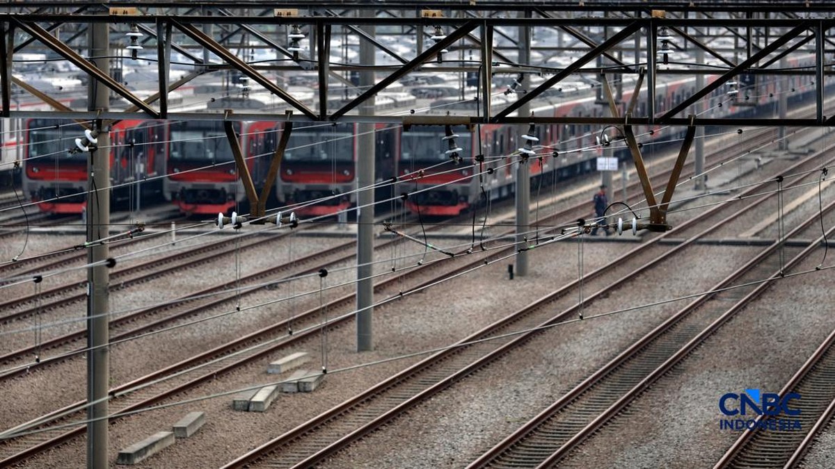 Tujuh rangkaian KRL seri iE305 buatan PT INKA menjalani perawatan intensif di Dipo KRL Depok