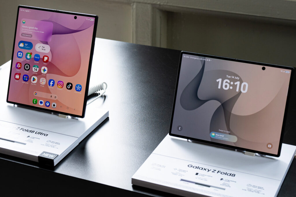 Samsung Galaxy Z Fold8 dan Z Fold8 Ultra dalam kondisi terbuka
