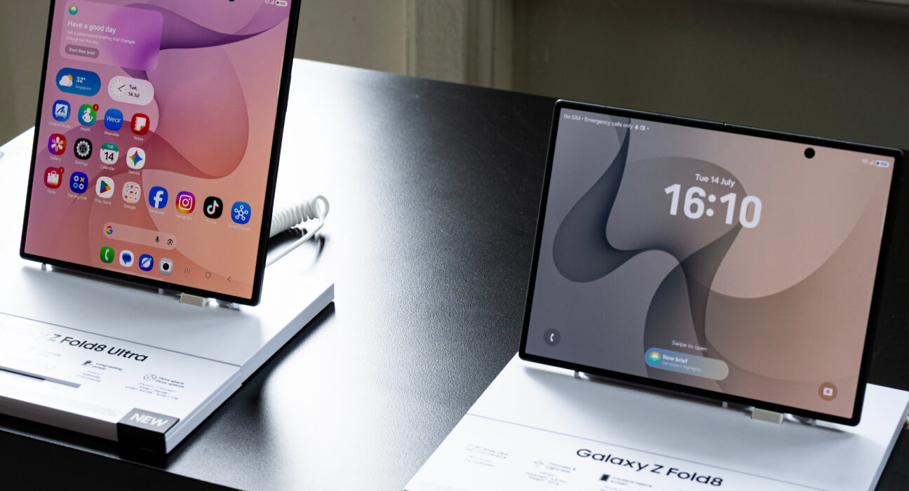 Samsung Galaxy Z Fold8 dan Z Fold8 Ultra dalam kondisi terbuka