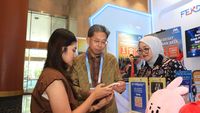 Direktur Utama Bank Mega pada acara FEKDI mengecek fitur aplikasi M-Smile