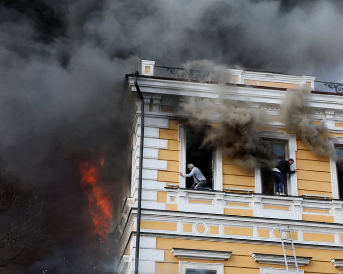 Staf Gedung Akademi Sains Nasional Ukraina melompat dari jendela lantai dua untuk menyelamatkan diri pasca hantaman drone jet Rusia di pusat Kyiv