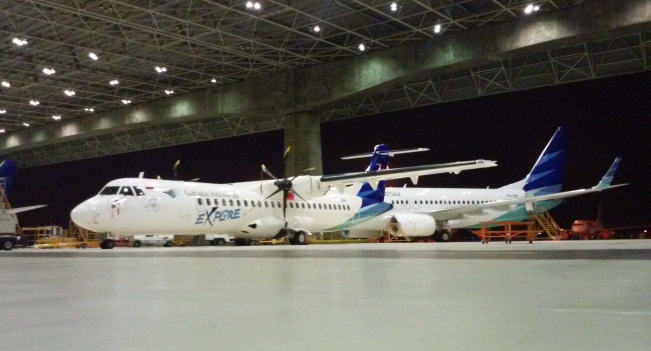 Pesawat Garuda Indonesia ATR 72-600 di dalam hangar GMF AeroAsia, Bandara Soekarno-Hatta