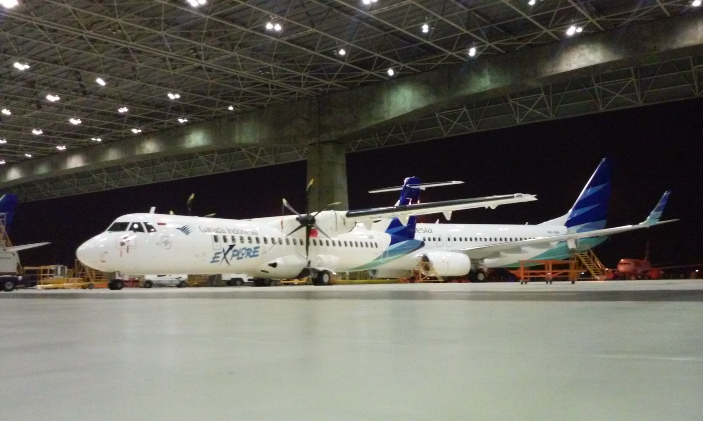 Pesawat Garuda Indonesia ATR 72-600 di dalam hangar GMF AeroAsia, Bandara Soekarno-Hatta