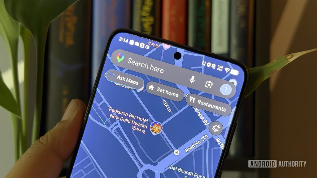 Grafis tampilan depan peta digital raksasa Google Maps mengenai fitur anomali indeks navigasi lokasi