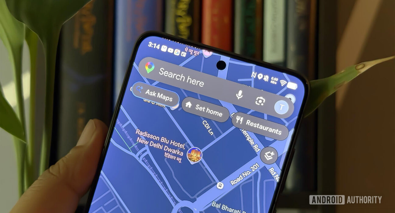 Grafis tampilan depan peta digital raksasa Google Maps mengenai fitur anomali indeks navigasi lokasi