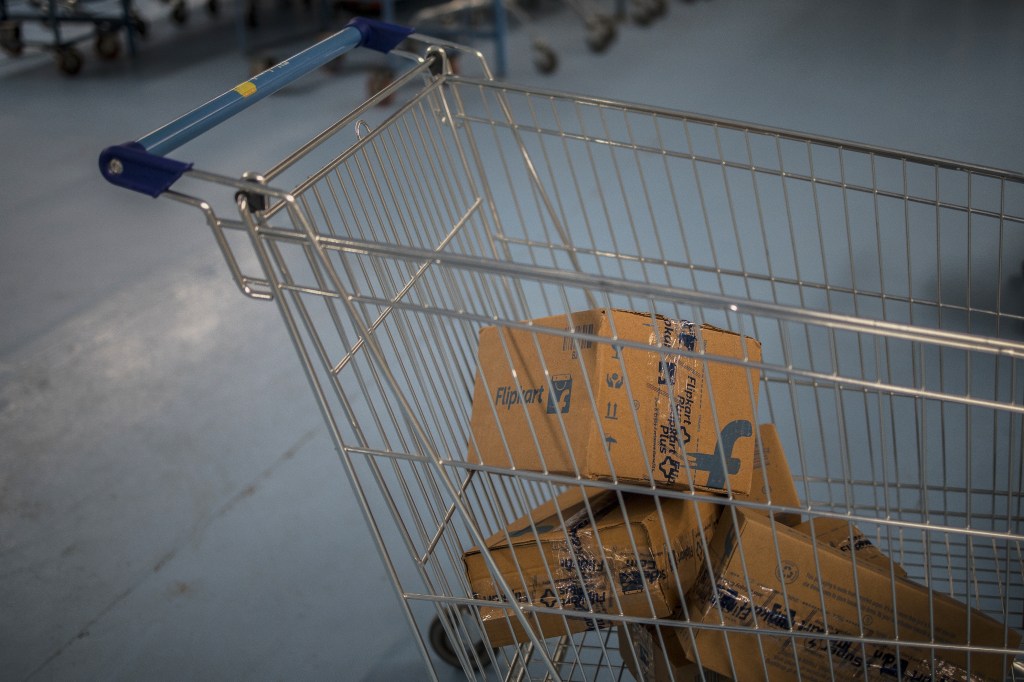 Paket pesanan konsumen di troli logistik Flipkart yang bermitra dengan Google dalam uji coba checkout belanja langsung di Google Gemini dan AI Mode