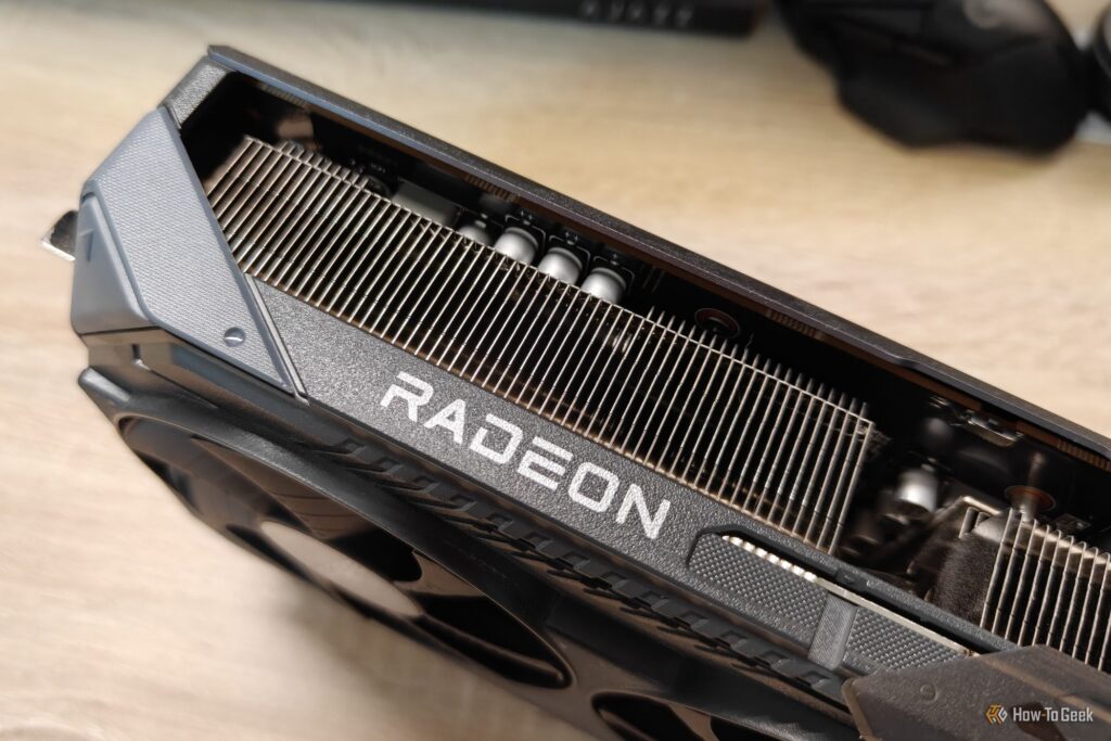 Komponen kartu grafis AMD Radeon dengan pendingin modern