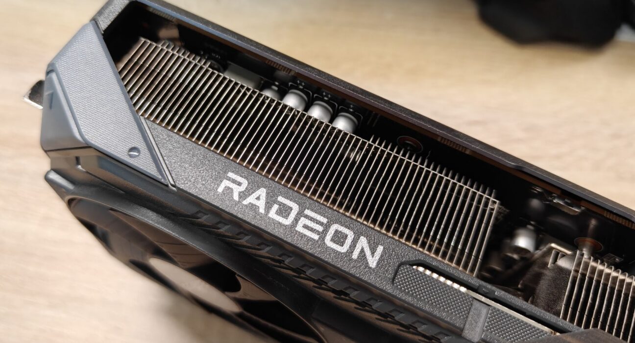 Komponen kartu grafis AMD Radeon dengan pendingin modern
