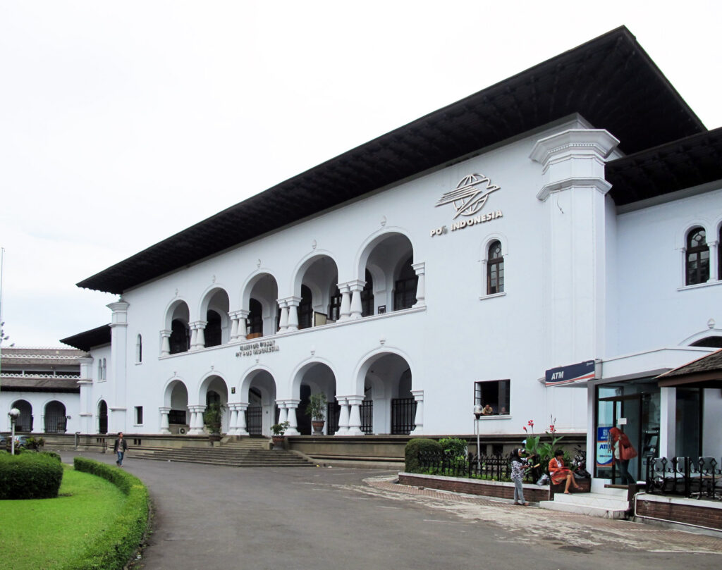 Gedung Kantor Pusat Pos Indonesia di Bandung tempat bersejarah peringatan Hari Bakti Postel dan kedaulatan telekomunikasi nasional