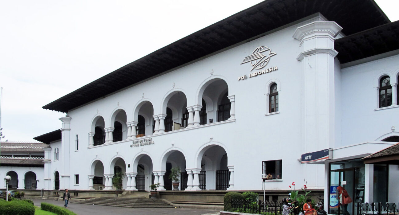 Gedung Kantor Pusat Pos Indonesia di Bandung tempat bersejarah peringatan Hari Bakti Postel dan kedaulatan telekomunikasi nasional