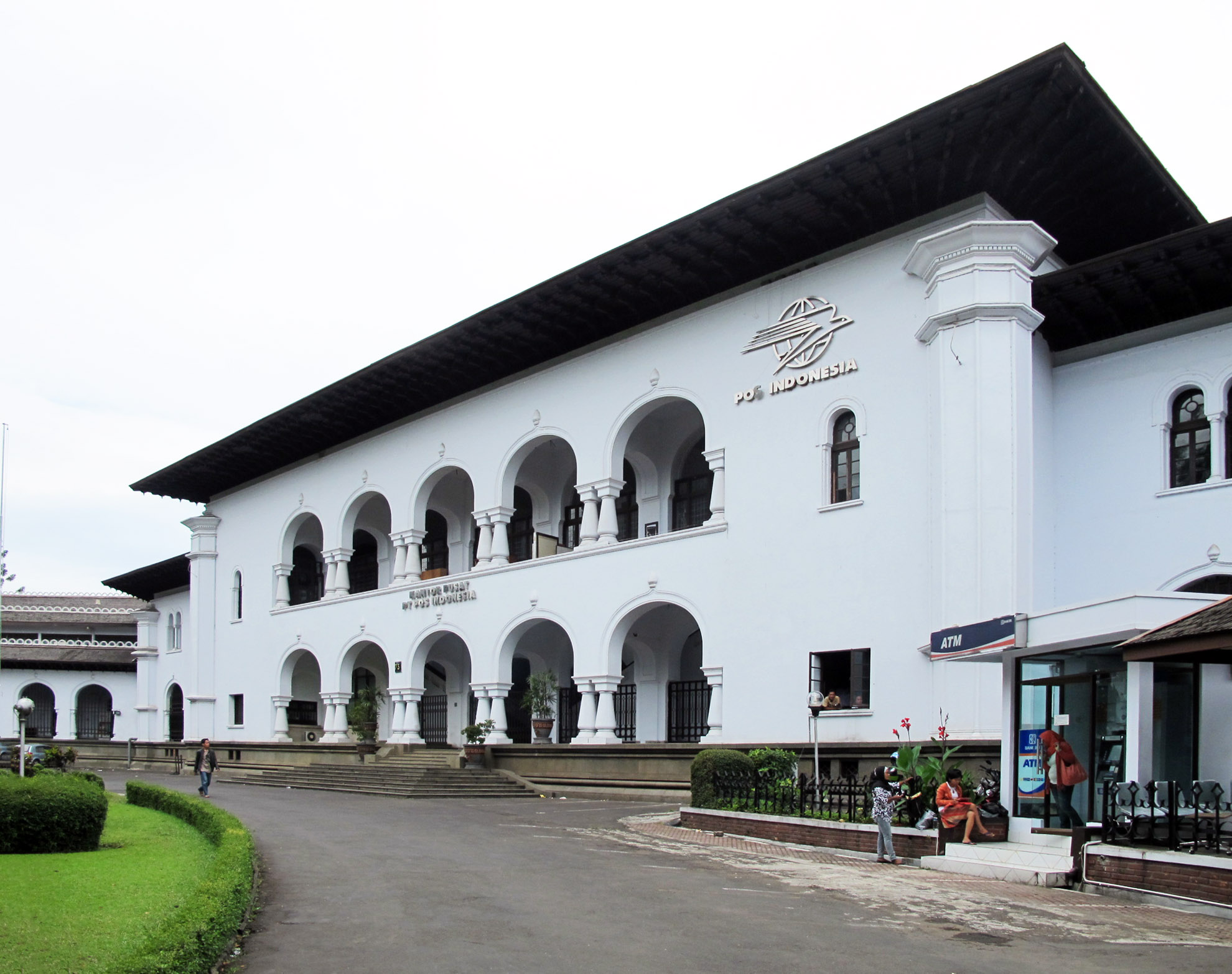 Gedung Kantor Pusat Pos Indonesia di Bandung tempat bersejarah peringatan Hari Bakti Postel dan kedaulatan telekomunikasi nasional