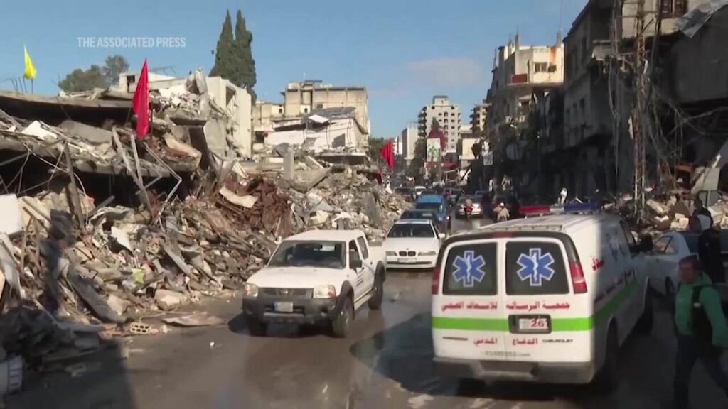 Reruntuhan bangunan dan kendaraan medis pertahanan sipil di Lebanon Selatan pasca serangan udara militer Israel