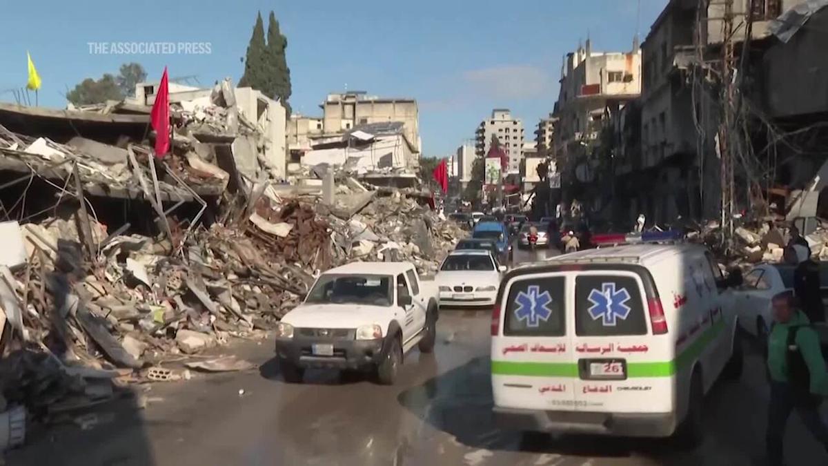 Reruntuhan bangunan dan kendaraan medis pertahanan sipil di Lebanon Selatan pasca serangan udara militer Israel