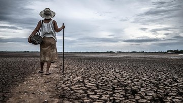 Ilustrasi cuaca ekstrem lahan kering dan matahari terik efek Super El Nino di Indonesia.
