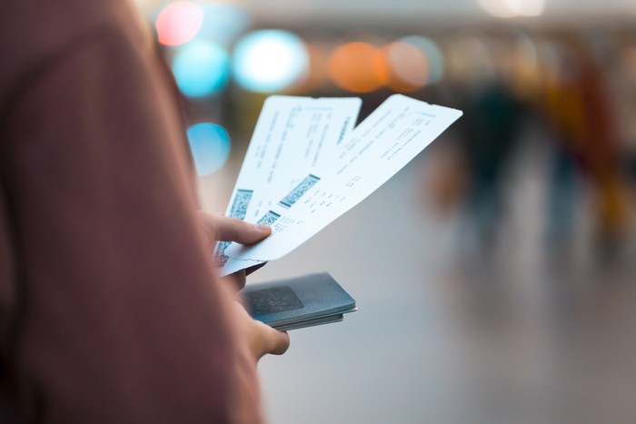 Tiket maskapai penerbangan di tangan sedang boarding pas