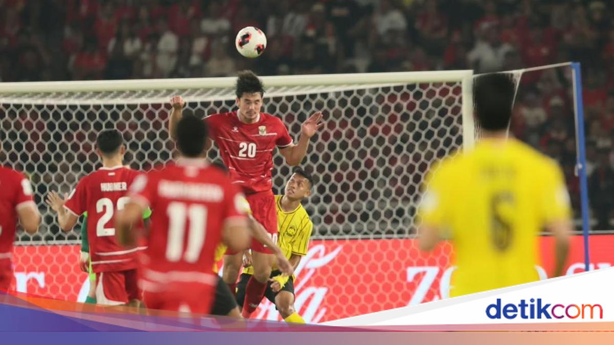 Duel sengit Timnas Indonesia menghadapi Malaysia dalam laga lanjutan Grup A di Stadion Utama Gelora Bung Karno Jakarta