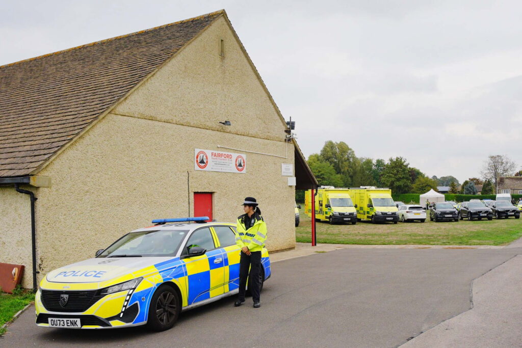 Polisi bersenjata dan kendaraan darurat memblokir akses ke area dekat pangkalan udara RAF Fairford di Gloucestershire, Inggris
