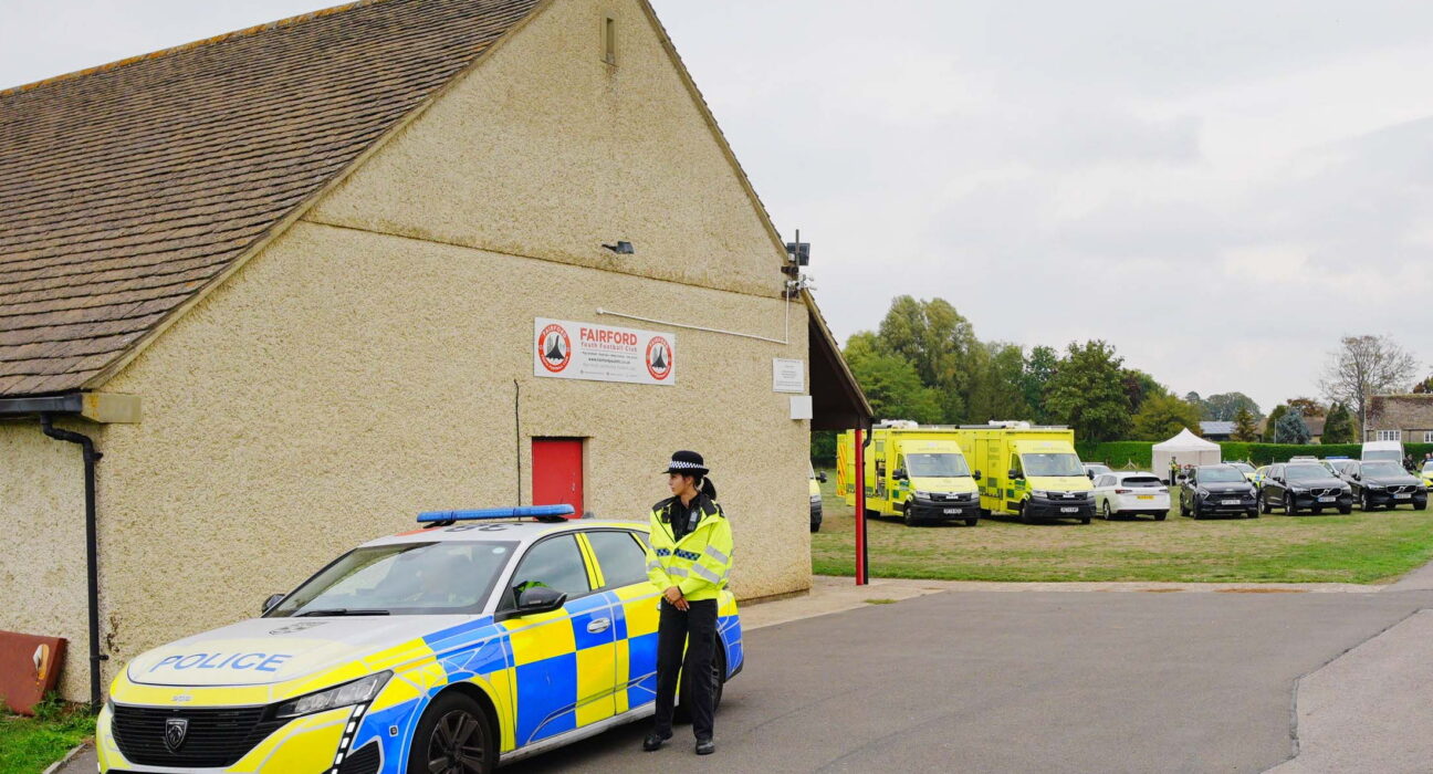Polisi bersenjata dan kendaraan darurat memblokir akses ke area dekat pangkalan udara RAF Fairford di Gloucestershire, Inggris