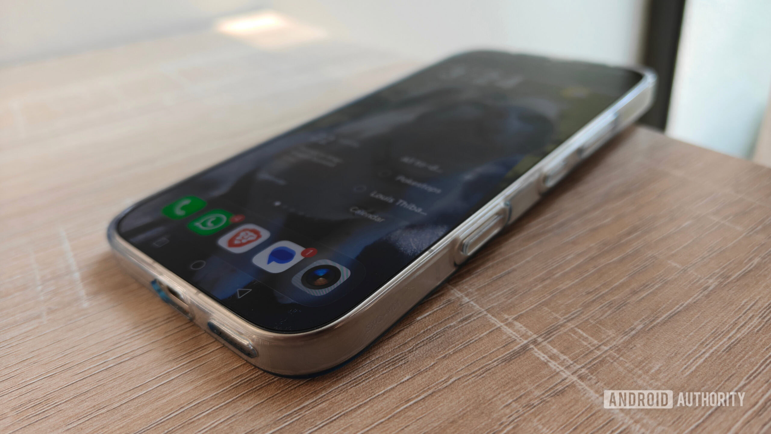 Tombol fisik AI pada bodi samping smartphone Android Honor
