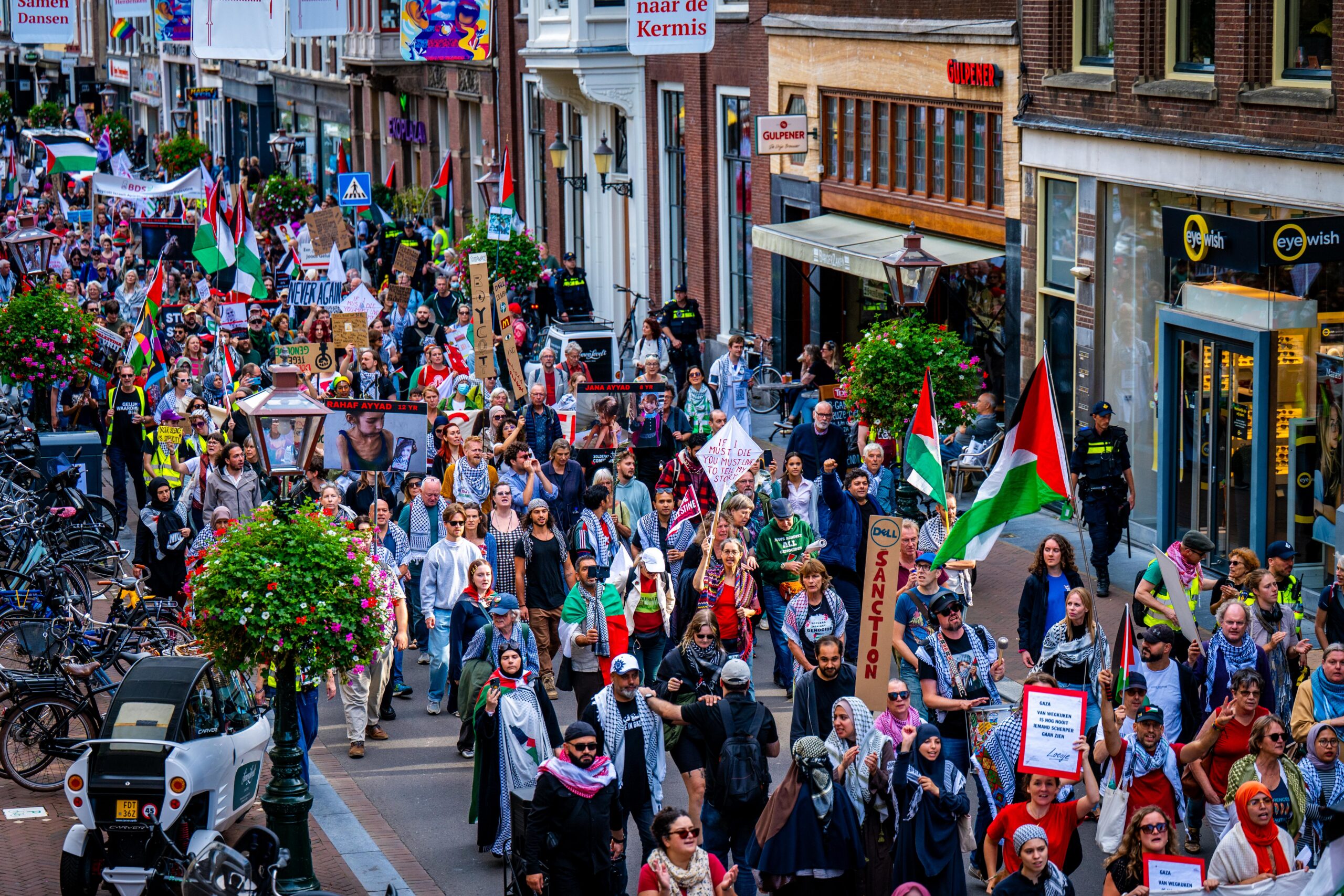 Demonstrasi solidaritas Palestina di Leiden Belanda memprotes kebijakan pemukiman ilegal di Tepi Barat