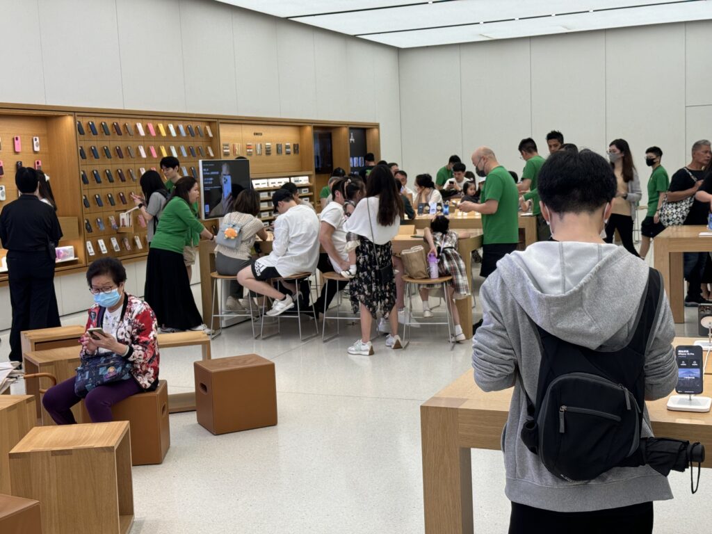 Display unit iPhone di Apple Store resmi yang menampilkan lini perangkat premium