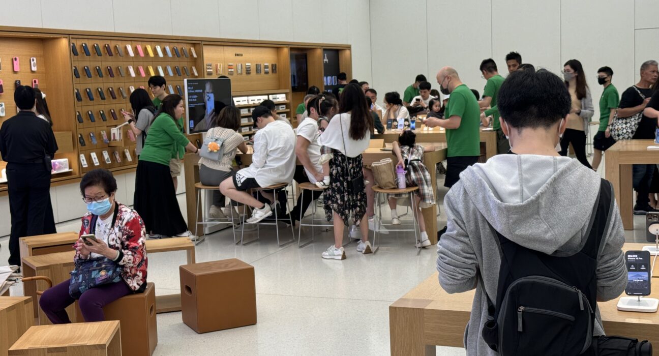 Display unit iPhone di Apple Store resmi yang menampilkan lini perangkat premium