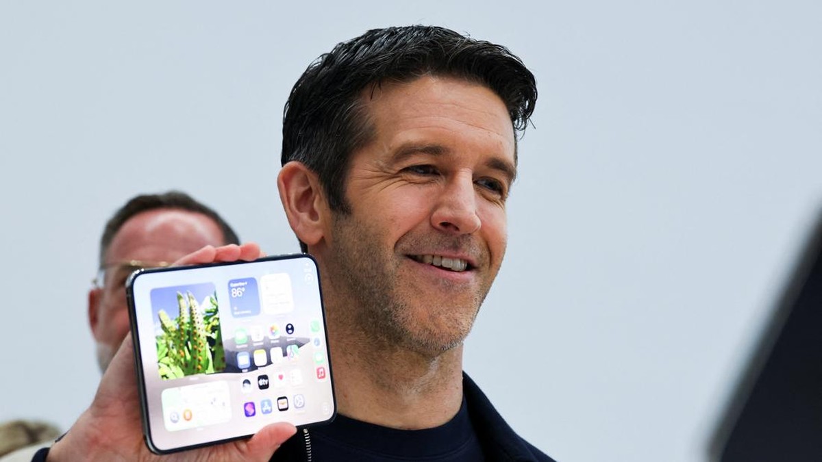 John Ternus memaparkan strategi perangkat keras dan transformasi siklus produk Apple di Steve Jobs Theater Cupertino
