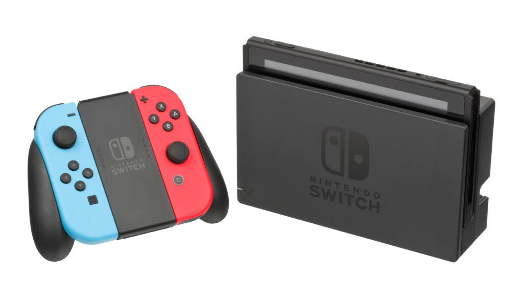 Konsol Nintendo Switch terpasang pada docking station dengan kontroler Joy-Con merah dan biru