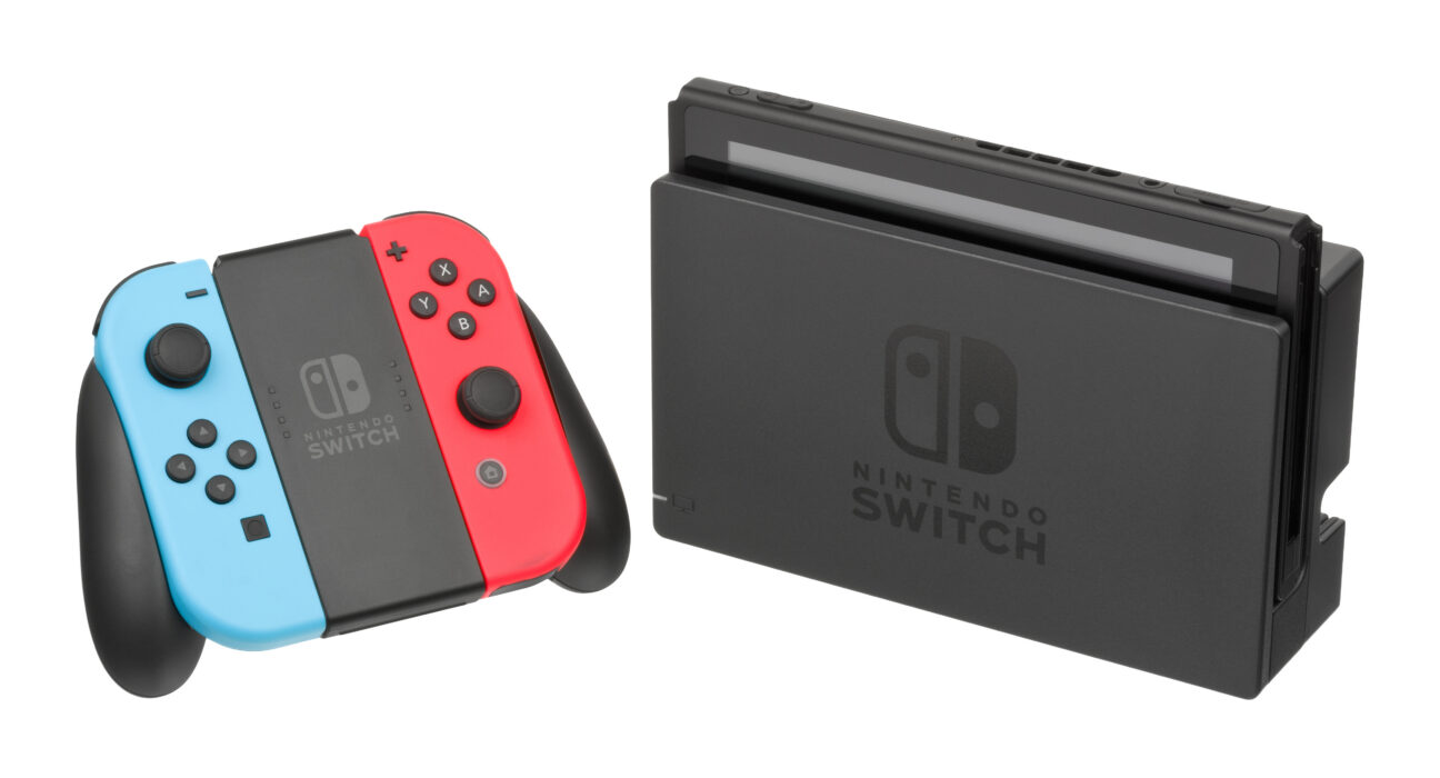 Konsol Nintendo Switch terpasang pada docking station dengan kontroler Joy-Con merah dan biru