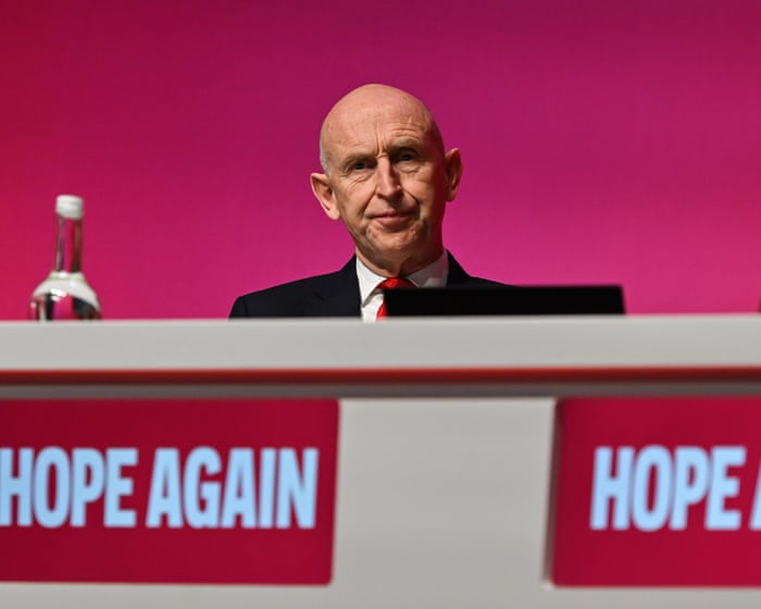 Kanselir Inggris John Healey berbicara di Konferensi Partai Buruh Liverpool mengenai era baru industrialisasi dan modernisasi galangan kapal
