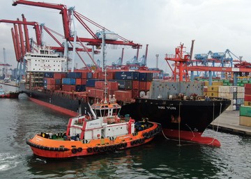 Tumpukan kontainer pelabuhan menuntut penguatan logistik daratan
