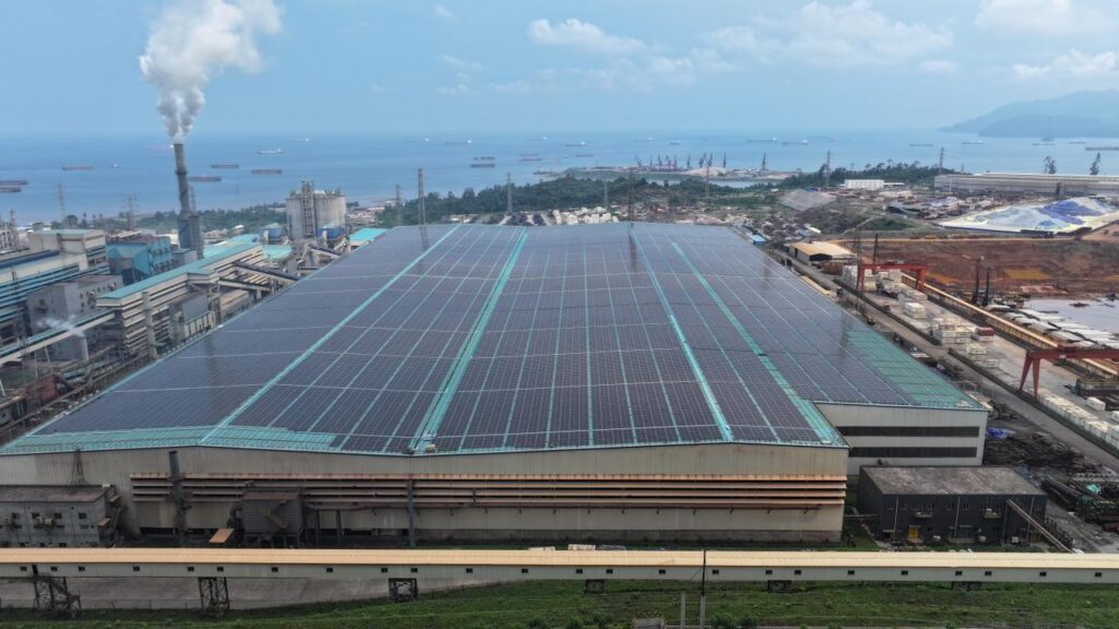 Instalasi PLTS Atap PT Dexin Steel Indonesia di kawasan industri IMIP Morowali