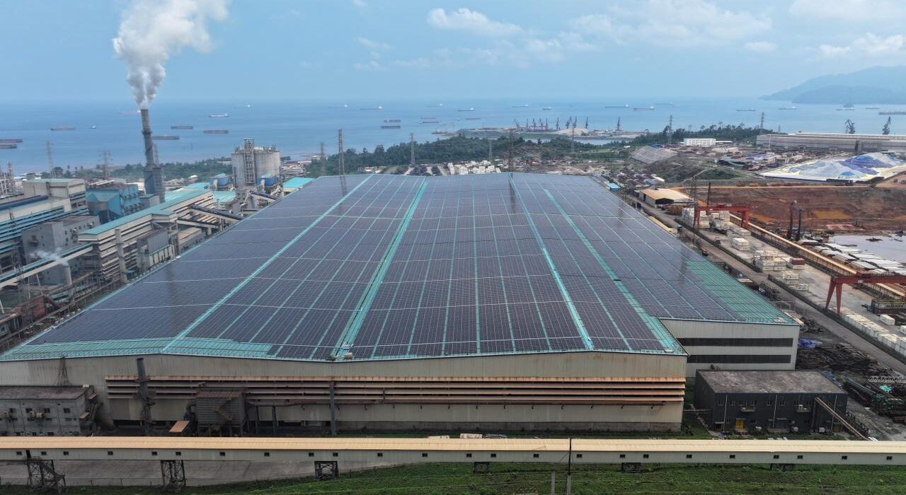 Instalasi PLTS Atap PT Dexin Steel Indonesia di kawasan industri IMIP Morowali
