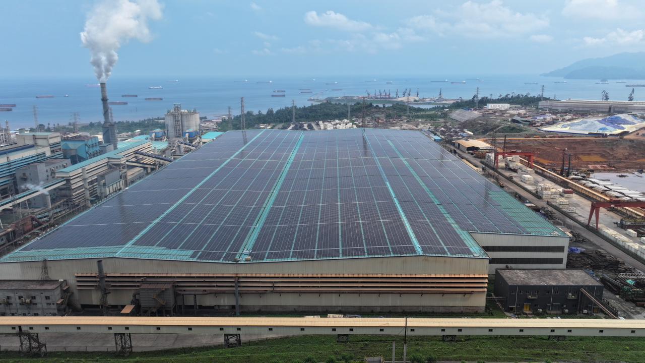 Instalasi PLTS Atap PT Dexin Steel Indonesia di kawasan industri IMIP Morowali