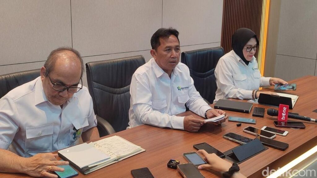 Konferensi pers Sekretaris Kementerian Koperasi Ahmad Zabadi terkait penempatan manajer Koperasi Desa Merah Putih di Jakarta