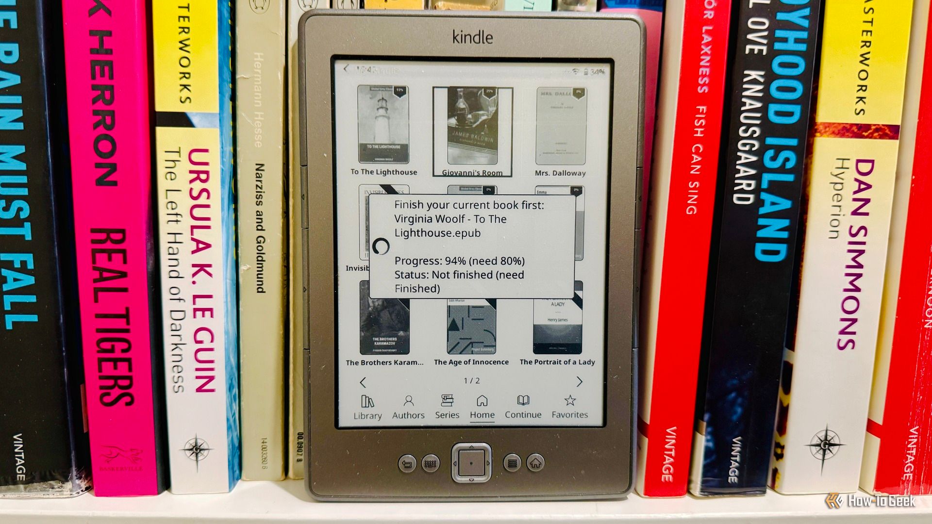 Amazon Kindle 4 menjalankan KOReader dengan notifikasi pengunci fokus baca buku di rak perpustakaan