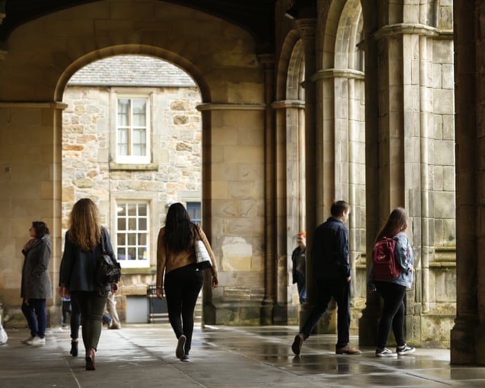 Mahasiswa beraktivitas di pelataran kampus bersejarah University of St Andrews di pesisir Skotlandia.